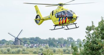 Traumahelikopter landt in Nieuw-Lekkerland voor hulp aan baby