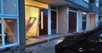 Automobilist rijdt tegen gevel portiekwoningen in Zwijndrecht; blazen lukt niet