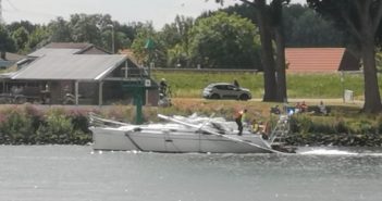 Aanvaring tussen binnenvaartschip en zeilboot op rivier bij Zwijndrecht