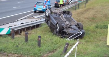 Auto over de kop bij Noordtunnel na aanrijding; meerdere gewonden