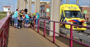 Gewonde bij ongeval op brug in Alblasserdam; fietser rijdt door en wordt gezocht