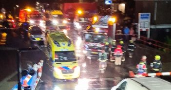 Taxibus met passagiere (89) uit Nieuw-Lekkerland belandt in rivier de Lek
