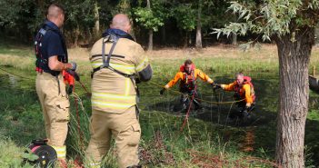 Brandweer doorzoekt sloot in Giessenburg na aantreffen fiets