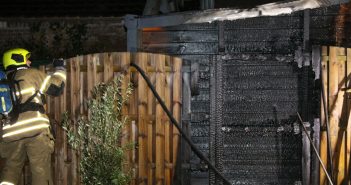 Schutting in brand tegen woning in Hardinxveld-Giessendam