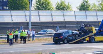 Inhalende motorrijder botst in file op A15 tegen auto
