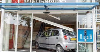 Automobiliste rijdt binnen bij appartementencomplex in Alblasserdam (update)