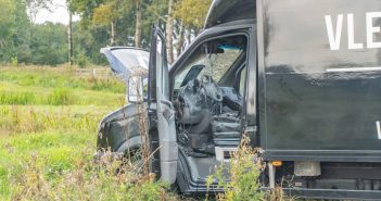 Bestelbus vliegt in brand bij Ottoland; forse schade in cabine