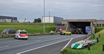 Auto en vrachtwagen op elkaar; files door afsluiting Noordtunnel Alblasserdam