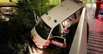 Politiebus en scooter belanden in het water tijdens achtervolging in Dordrecht