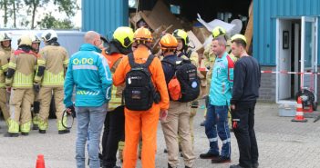 Zolder bij bedrijf in Noordeloos stort in; USAR zoekteam ingezet