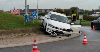 Auto crasht op rotonde in Hendrik-Ido-Ambacht