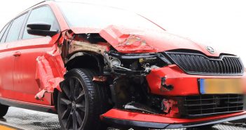Botsing op de N915 door kerende auto