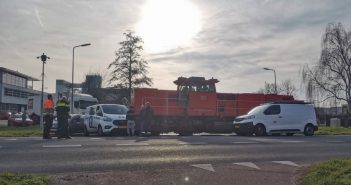 Aanrijding tussen trein en bestelbus in Zwijndrecht
