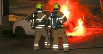 Autobrand langs Rivierdijk Hardinxveld; vermoedelijk brandstichting