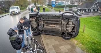 Auto op z’n kant na botsing met schrikblok in Nieuw-Lekkerland