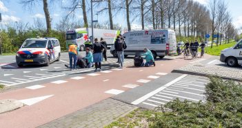 Scooterrijders geschept door auto op beruchte kruising in Alblasserdam