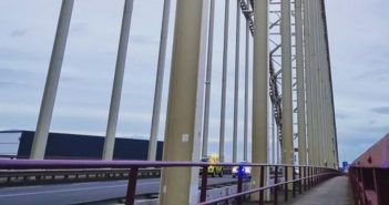 2 jongens op de boog van Brug over de Noord bij Alblasserdam; brug even afgezet