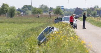 Automobilist raakt van de weg en belandt in slootje bij Bleskensgraaf