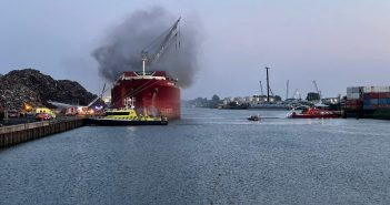Zeer grote brand op schip bij Dordrecht