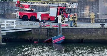 Hulpdiensten rukken uit voor zinkende speedboot in Dordrecht