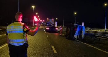 Voertuig kantelt op de A27 bij Gorinchem; andere bestuurder rijdt tegen wegafzetting