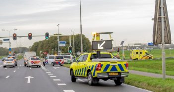 Man raakt onwel en rijdt met bedrijfswagen tegen paaltje onderaan Brug over de Noord