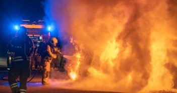 Auto brandt volledig uit langs Heiweg in Oud-Alblas