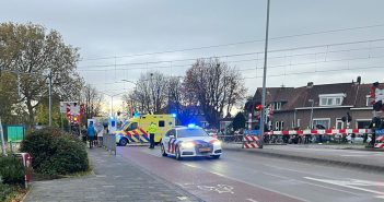 Dodelijk ongeval op spoorwegovergang in Dordrecht; fietser (70) overleden