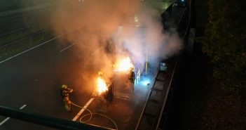 Oplegger vrachtwagen in brand op de A16 bij Dordrecht