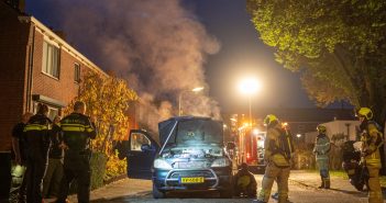 Brandweer blust autobrand in Ieplaan in Alblasserdam