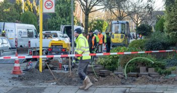 Flink gaslek tijdens aanleg glasvezelkabel in Alblasserdam; brandweer met spoed op pad