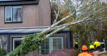 Stormschades in Alblasserdam; brandweer uren op pad