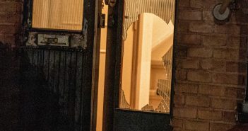 Voordeur vernield in Alblasserdam; politie neemt aangifte op