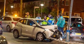 Automobiliste wordt onwel en botst tegen paal in Alblasserdam