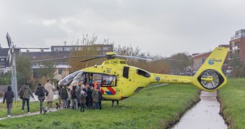 Opnieuw traumahelikopter ingezet in Sliedrecht; buurtkinderen bewonderen helikopter