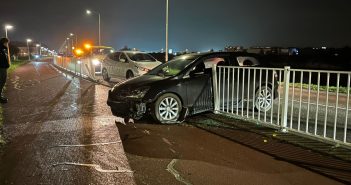 Automobilist rijdt door hekwerk op de Wolpherensedijk bij Gorinchem