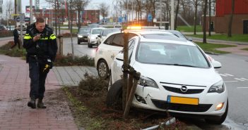 Bestuurder in Hardinxveld crasht auto tegen boompje