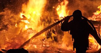 Brandweer blust flinke buitenbrand langs Lekdijk in Nieuw-Lekkerland
