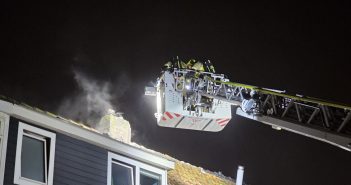 Dak van woning in brand in Dordrecht