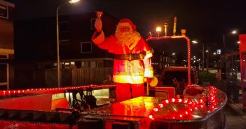 Kerstman op brandweerboot rijdt door Alblasserdam en geeft cadeaus aan vrijwilligers (filmpje)