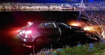 Automobilist vliegt uit de bocht en raakt te water in Goudriaan