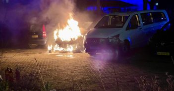 Geparkeerde auto in Dordrecht gaat in vlammen op