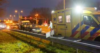 Bedrijfsbus botst achterop auto op N915 bij Alblasserdam
