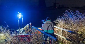 Brandweerboot wordt ingezet voor noodgeval bij molen in Kinderdijk