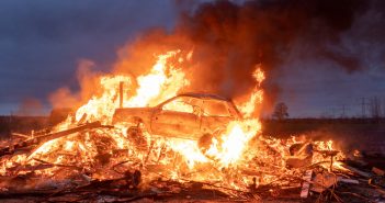 Tientallen jongeren vieren alvast oudejaarsdag in Oud-Alblas (foto’s en filmpje)