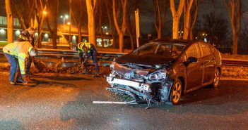 Auto vliegt uit de bocht op A15 bij Alblasserdam