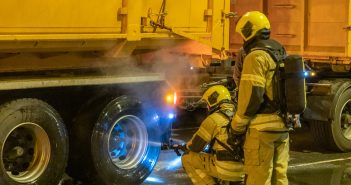 Brandweer rukt uit voor vrachtwagen met vastgelopen remmen langs A15