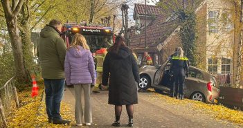 Automobiliste raakt deels van de dijk in Dordrecht