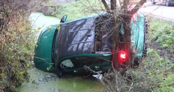 Proefrit met dure auto eindigt in Arkelse sloot