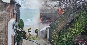 Brandweer schaalt brand in Nieuw-Lekkerland op naar middelbrand